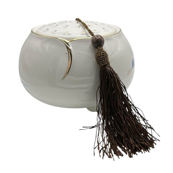 Chinese Ceramic Tea Caddy with Blue Crane Design Airtight Lid with Tassel - Picture 9 of 15
